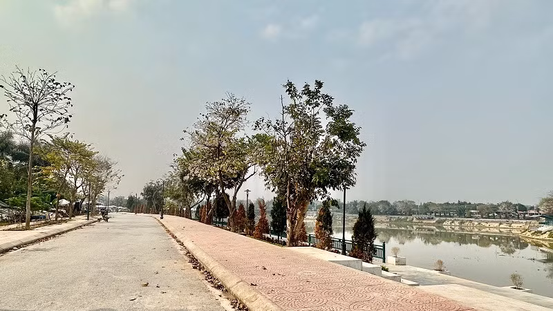 Điểm đầu tuyến đường được lựa chọn đặt tên nữ đảng viên Đảng Cộng sản Pháp Raymonde Dien nằm sát ngay đầu cầu Mường Thanh lịch sử. 