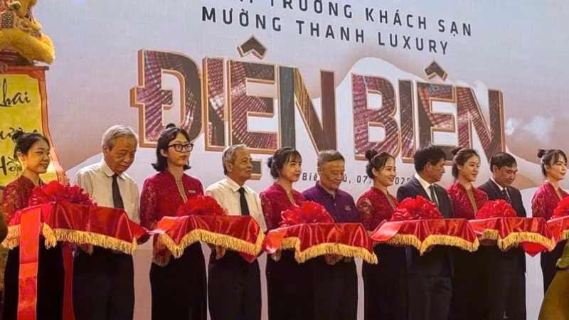 Đại biểu cùng lãnh đạo Tập đoàn Mường Thanh cắt băng khánh thành, đưa khách sạn Mường Thanh Luxury Điện Biên vào khai thác, sử dụng.