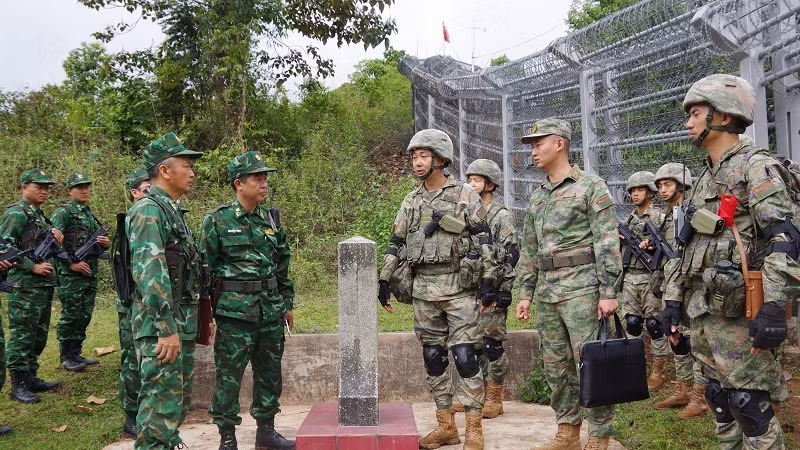 Đội tuần tra trao đổi thông tin về tình hình thực tế khu vực biên giới hai bên quản lý.