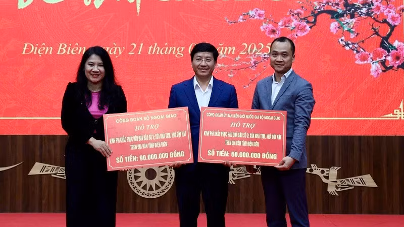 Đại diện công đoàn Bộ Ngoại giao, Ủy ban biên giới quốc gia trao hỗ trợ tỉnh Điện Biên làm nhà ở cho các hộ nghèo bị ảnh hưởng thiên tai.