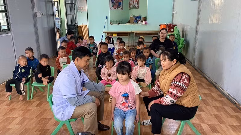 Cán bộ Trung tâm Y tế thị xã Mường Lay khám sàng lọc trước lúc tiêm vaccine phòng bệnh sởi đợt 2 cho học sinh mầm non trên địa bàn thị xã.