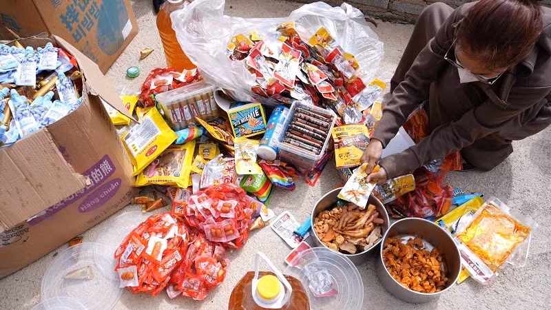 Xúc xích, chân gà, củ cải muối không có nguồn gốc xuất xứ vừa được Đoàn thanh tra liên ngành tại Điện Biên phát hiện và buộc tiêu hủy.