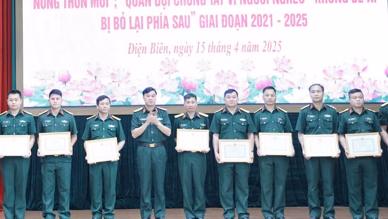 Đại diện lãnh đạo Bộ Chỉ huy quân sự tỉnh Điện Biên trao thưởng các tập thể, cá nhân có thành tích xuất sắc trong thực hiện hai phong trào thi đua.