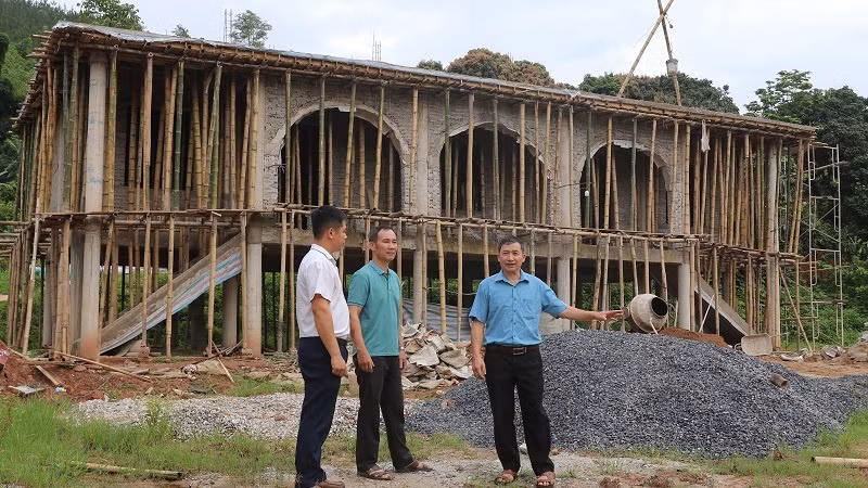 Các đồng chí lãnh đạo xã Chà Nưa kiểm tra tiến độ công trình nhà văn hóa bản Cấu được xây dựng trên diện tích hơn 1.000m2 do nhân dân bản Cấu tự nguyện hiến đất.