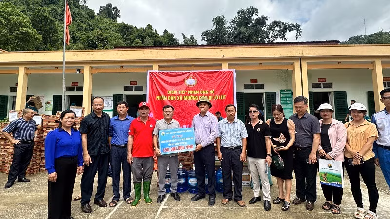 Hiệp hội Doanh nghiệp tỉnh Điện Biên trao kinh phí hỗ trợ người dân xã Mường Pồn khắc phục hậu quả lũ quét. (Ảnh: LÊ LAN)