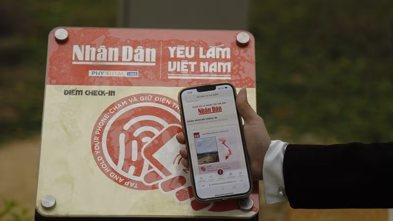 Bảng gắn chíp NFC thuộc dự án "Yêu lắm Việt Nam" đặt tại Bảo tàng Chiến thắng Điện Biên Phủ.