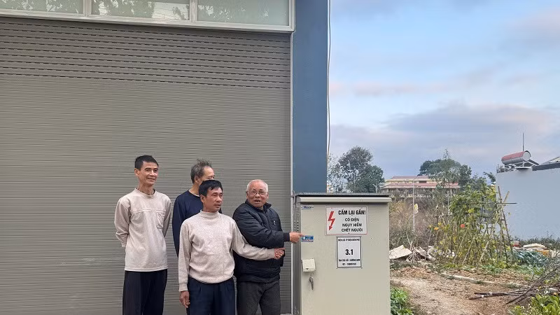 Hệ thống tủ điện hạ thế ngay trước cửa nhà nhưng các gia đình ở điểm tái định cư số 1 Dự án Hạ tầng kỹ thuật khung (thành phố Điện Biên Phủ, tỉnh Điện Biên) vẫn chưa được đấu nối điện để sử dụng.