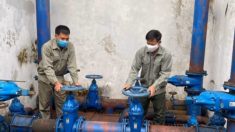 Công nhân nhà máy nước tại huyện Mường Chà vận hành hệ thống sản xuất nước tại nhà máy.