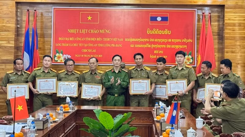 Thượng tá Đỗ Ngọc Minh, Phó Giám đốc Công an tỉnh Điện Biên trao thưởng các tập thể, cá nhân đã tham gia bắt hai đối tượng mua bán ma túy số lượng lớn tại Lào.