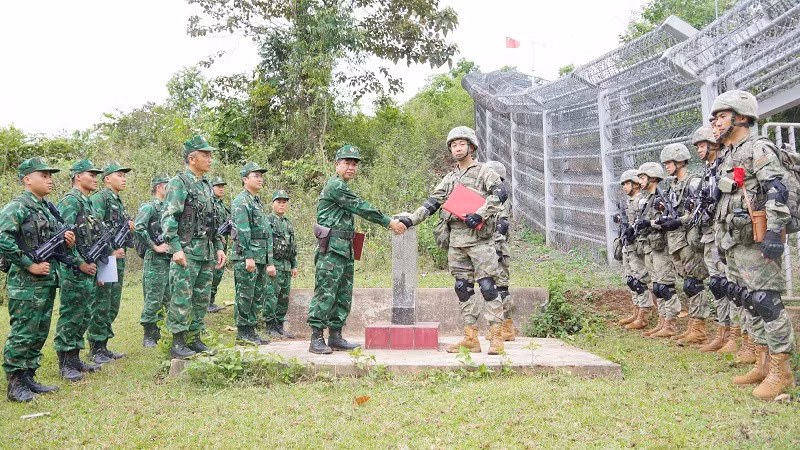 Đội trưởng tuần tra của hai bên trao biên bản ký kết tuần tra song phương. (Ảnh: ANH DŨNG)