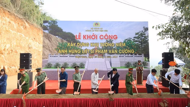 Các đồng chí lãnh đạo Tỉnh ủy , Ủy ban nhân dân, Ban Giám đốc Công an tỉnh Điện Biên cùng thân nhân gia đình liệt sĩ, nhân dân địa phương thực hiện nghi thức khởi công xây dựng khu tưởng niệm.