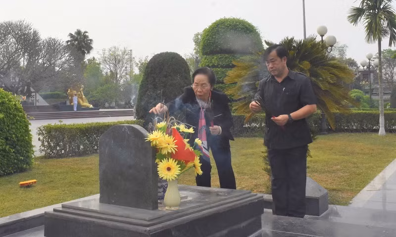 Đồng chí Nguyễn Thị Doan cùng đồng chí Vừ A Bằng, Phó Chủ tịch Ủy ban nhân dân tỉnh Điện Biên thắp hương trên phần mộ các liệt sĩ tại Nghĩa trang liệt sĩ A1.