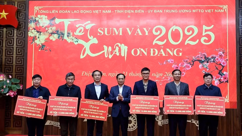 Đồng chí Bùi Thanh Sơn gửi quà đến các hộ nghèo ở các huyện (đại diện lãnh đạo các huyện nhận quà từ Phó Thủ tướng).