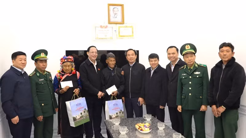 Phó Chủ tịch Quốc hội Trần Quang Phương tặng quà hai gia đình chính sách ở huyện Mường Nhé, tỉnh Điện Biên.