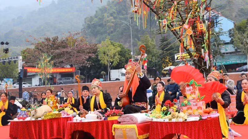 Đồng bào dân tộc Thái trắng ở Mường Lay thực hiện nghi thức tế thần sông nước.