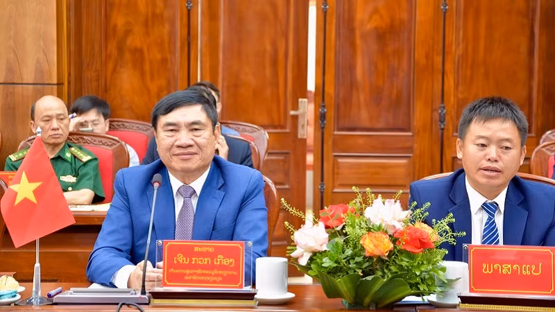 Đồng chí Trần Quốc Cường, Bí thư Tỉnh ủy Điện Biên phát biểu tại buổi làm việc với Thượng tướng Suvon Luongbunmi và Đoàn công tác của Quốc hội Lào.