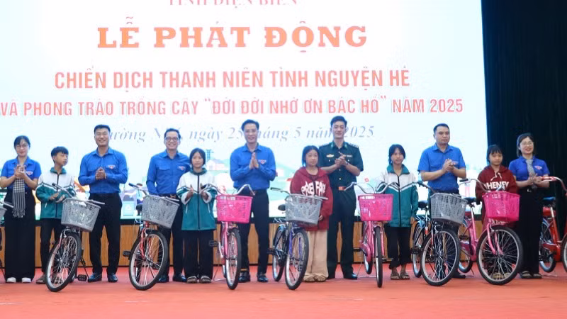 Trao quà tặng các cháu học sinh hoàn cảnh khó khăn có ý chí vươn lên trong học tập.
