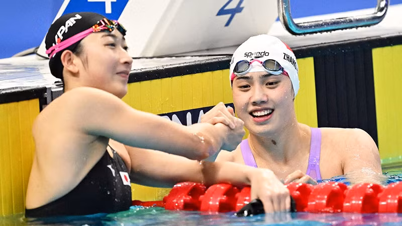 Kình ngư Zhang Yufei của Trung Quốc (bên phải) đoạt 6 HCV, trong đó có 4 HCV cá nhân. (Ảnh: REUTERS)
