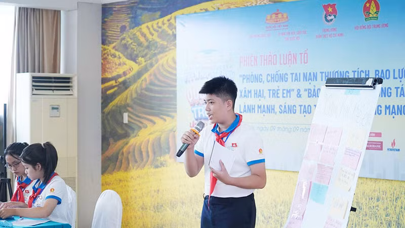 Đại biểu tỉnh Quảng Bình tại phiên thảo luận tổ trong khuôn khổ Chương trình Phiên họp giả định "Quốc hội với trẻ em" lần thứ nhất, năm 2023. (Ảnh: NGỌC NGUYỄN)