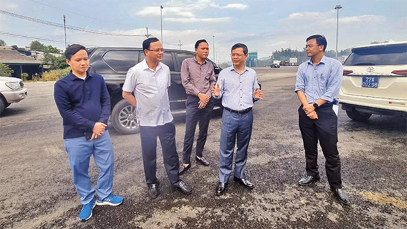 Chủ tịch UBND tỉnh Nguyễn Văn Sơn kiểm tra nút giao đường cao tốc Tuyên Quang-Phú Thọ với đường cao tốc Nội Bài - Lào Cai tại điểm IC9.