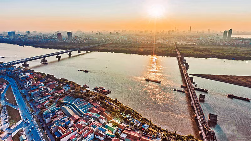 Sông Hồng được định hướng trở thành trục không gian kết nối văn hóa, nghệ thuật sáng tạo; không gian kinh doanh, thương mại, sản xuất, công nghệ hiện đại và kết nối hạ tầng, biểu tượng cho sự phát triển mới của Hà Nội. (Ảnh: VIẾT CHUNG)