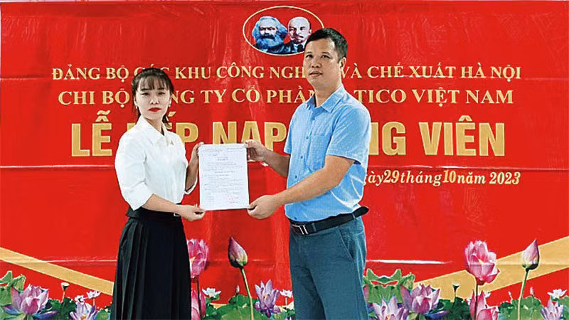 Lễ kết nạp đảng viên tại Chi bộ Công ty cổ phần Tatico Việt Nam.