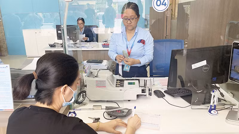Khách hàng giao dịch tại chi nhánh ngân hàng VietinBank.