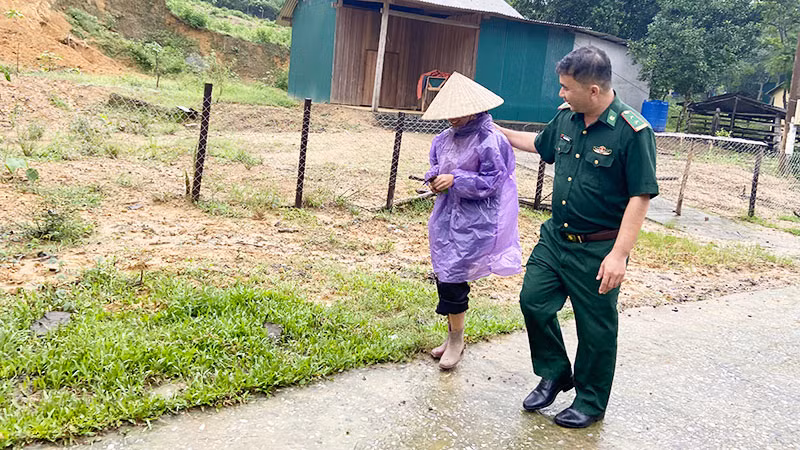 Trung tá Phạm Xuân Ninh, Chính trị viên phó Đồn Biên phòng Cà Xèng động viên con gái nuôi của đồn Cao Thị Lệ Hằng nhân dịp về thăm nhà.