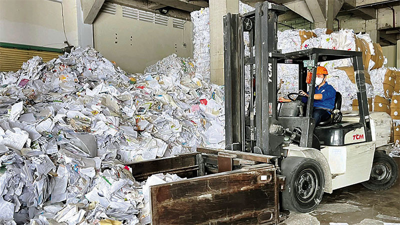 Khu vực tập kết nguyên liệu tại Công ty TNHH Giấy Xuân Mai ở Khu công nghiệp Hiệp Phước để thực hiện tái chế.