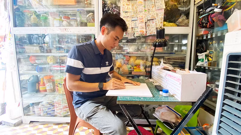 Nguyễn Văn Dũng phác thảo mô hình lên tấm formex.