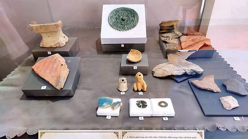 Triển lãm cổ vật Óc Eo tại hội thảo.