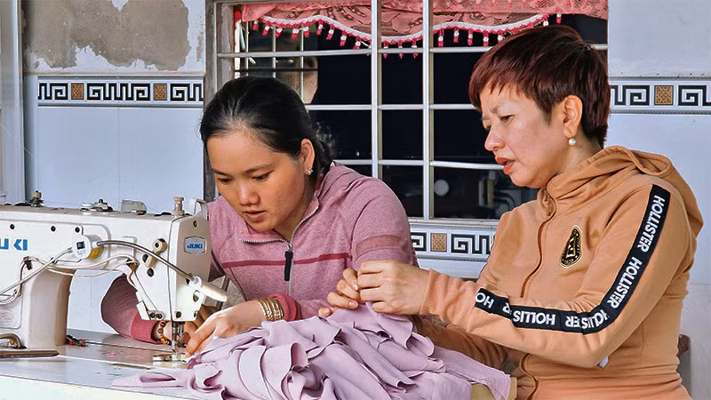 Chị Yến Ly gần gũi, thân thiện với các học viên. Chị Yến Ly gần gũi, thân thiện với các học viên.