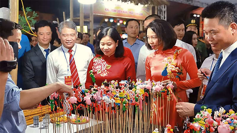 Sản phẩm tò he của những nghệ nhân xã Phượng Dực đã trở nên thân quen với nhiều người.