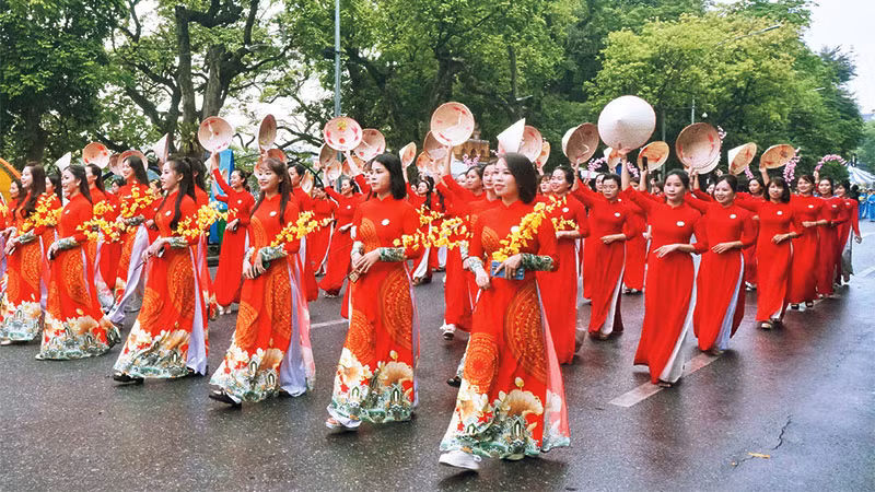 Phụ nữ Thủ đô duyên dáng trong màn diễu hành áo dài trên phố. 