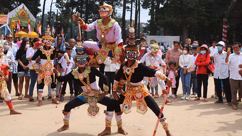 Múa chằn tại khuôn viên danh thắng ao Bà Om, Phường 8, thành phố Trà Vinh, tỉnh Trà Vinh thu hút đông đảo người xem. (Ảnh: MINH KHỞI)