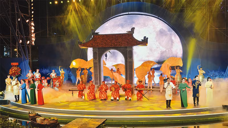 Một tiết mục trong chương trình nghệ thuật “Đờn ca tài tử Nam Bộ-Di sản tỏa sáng” do Thành phố Hồ Chí Minh tổ chức.