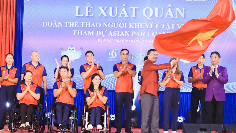 Lãnh đạo và đại diện các đội tuyển Đoàn thể thao người khuyết tật Việt Nam nhận cờ tại lễ xuất quân dự ASIAN Para Games 4. (Ảnh: Đức Hoàng)