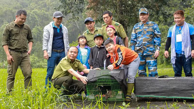 Khách du lịch tham gia thả động vật hoang dã về rừng. (Ảnh: VƯỜN QUỐC GIA CÚC PHƯƠNG)