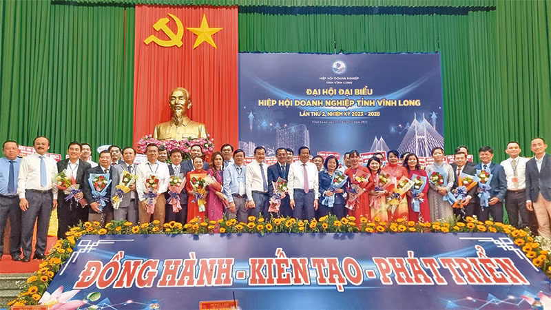 Lãnh đạo tỉnh Vĩnh Long tặng hoa chúc mừng Ban Chấp hành Hiệp hội Doanh nghiệp tỉnh nhiệm kỳ mới.