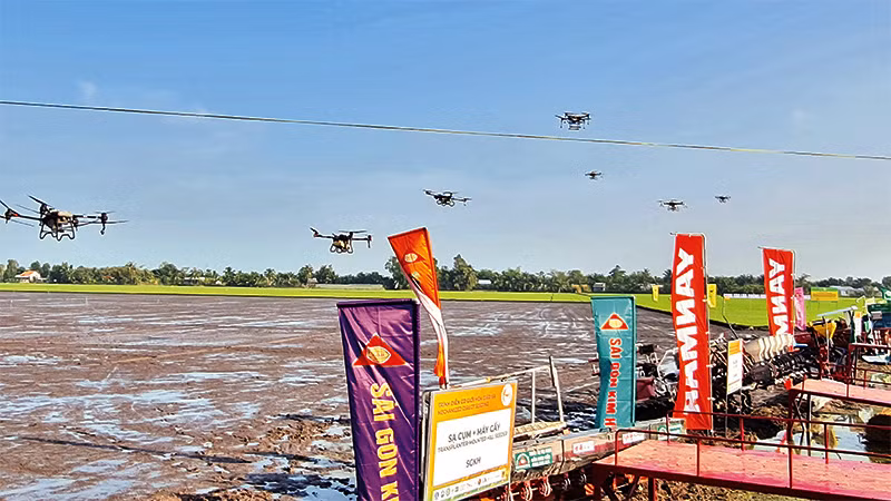  Nông dân tỉnh Hậu Giang đưa nhiều phương tiện cơ giới hiện đại vào các khâu trong quá trình sản xuất lúa.