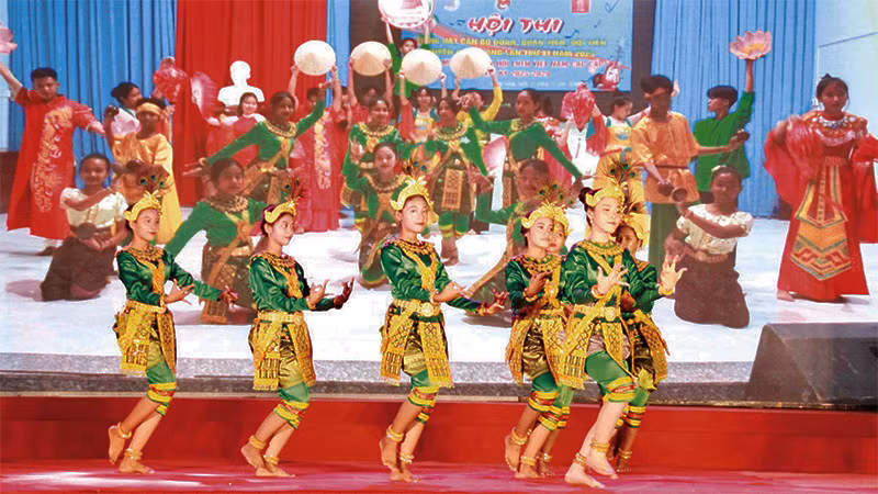 Tiết mục múa Madury của huyện Càng Long tại Liên hoan.