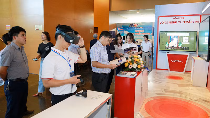 Khách tham quan tìm hiểu và trải nghiệm ứng dụng công nghệ tại Hội nghị Hợp tác phát triển công nghệ thông tin và truyền thông lần thứ 24. (Ảnh Sở Thông tin và Truyền thông Bình Định)