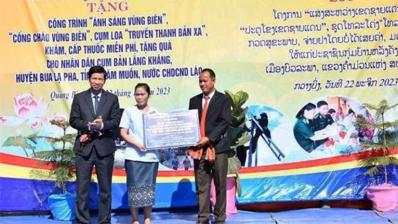 Đại diện lãnh đạo Ủy ban nhân dân tỉnh Quảng Bình trao bảng tượng trưng các công trình dân sinh tặng cụm bản Lẳng Khăng (Lào).