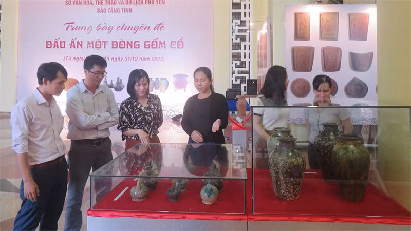 Khách tham quan triển lãm “Dấu ấn một dòng gốm cổ”.