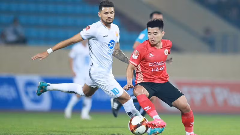 Nỗ lực đi bóng của cầu thủ Công an Hà Nội (áo đỏ) trước Thép Xanh Nam Định. 