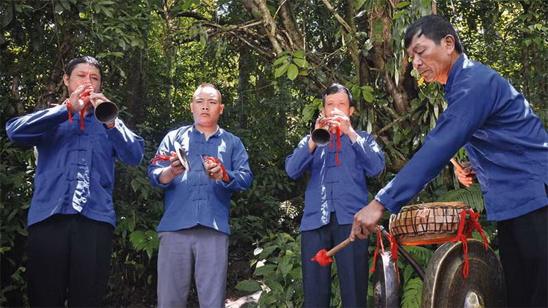 Tại cửa rừng cấm của bản, đội nhạc lễ sẽ tấu những khúc nhạc vui trước lễ cúng.