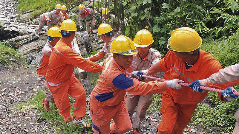 Công nhân Công ty Điện lực Hà Giang kéo điện lên vùng cao.