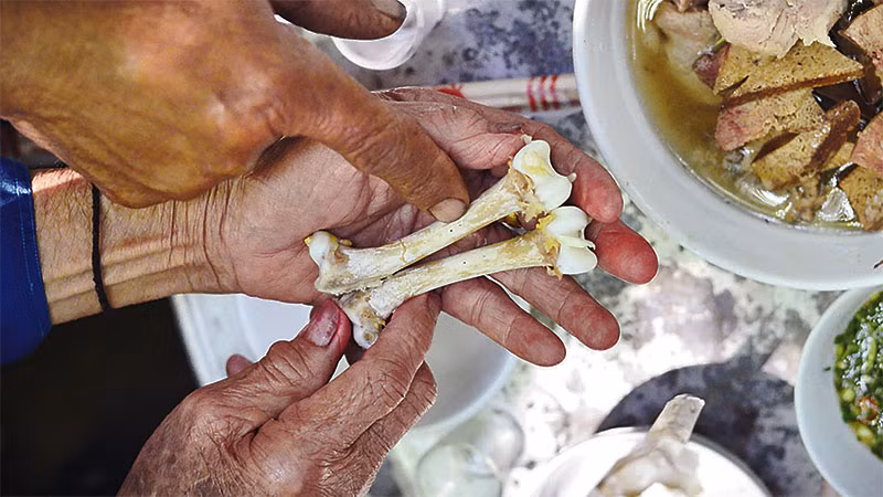 Tục xem xương gà của đồng bào người Giáy trong ngày lễ “Háu Đoong” đã thành truyền thống, với thông điệp dự báo tình hình một năm của bản làng.