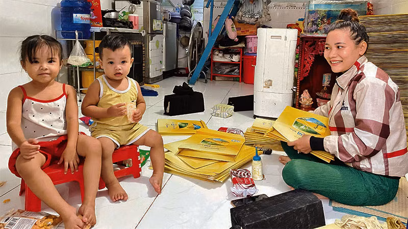 Chị Đào Kim Phượng coi bà Đặng Thị Xuân (chủ khu nhà trọ, quận Bình Tân) như ân nhân vì được bà quan tâm, chia sẻ những khó khăn trong cuộc sống.