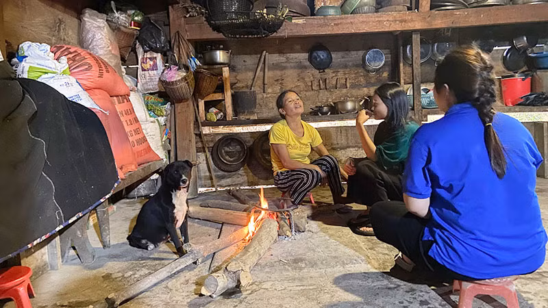 Bà Hồ Thị Pấy (người Rục) trò chuyện cùng con gái và cán bộ Tỉnh đoàn Quảng Bình.